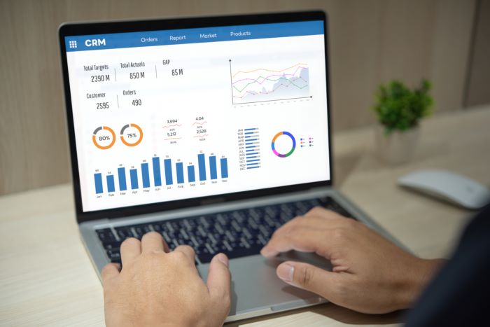 Uno schermo con la dashboard di un CRM